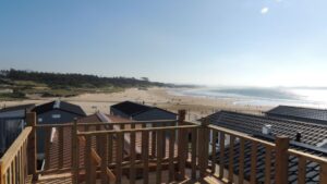 surf y camping en Cantabria con bungalows_Escuela de Surf en Cantabria Loredo surf School
