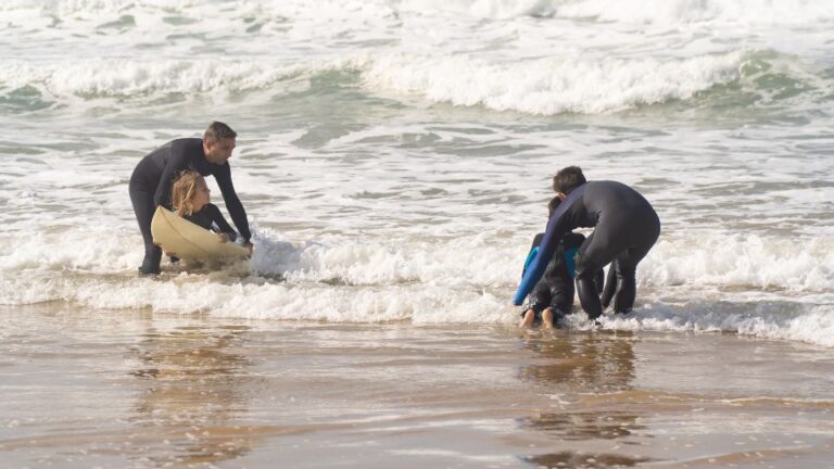 actividad ideal para vacaciones en familia_Escuela de Surf en Cantabria Loredo surf School