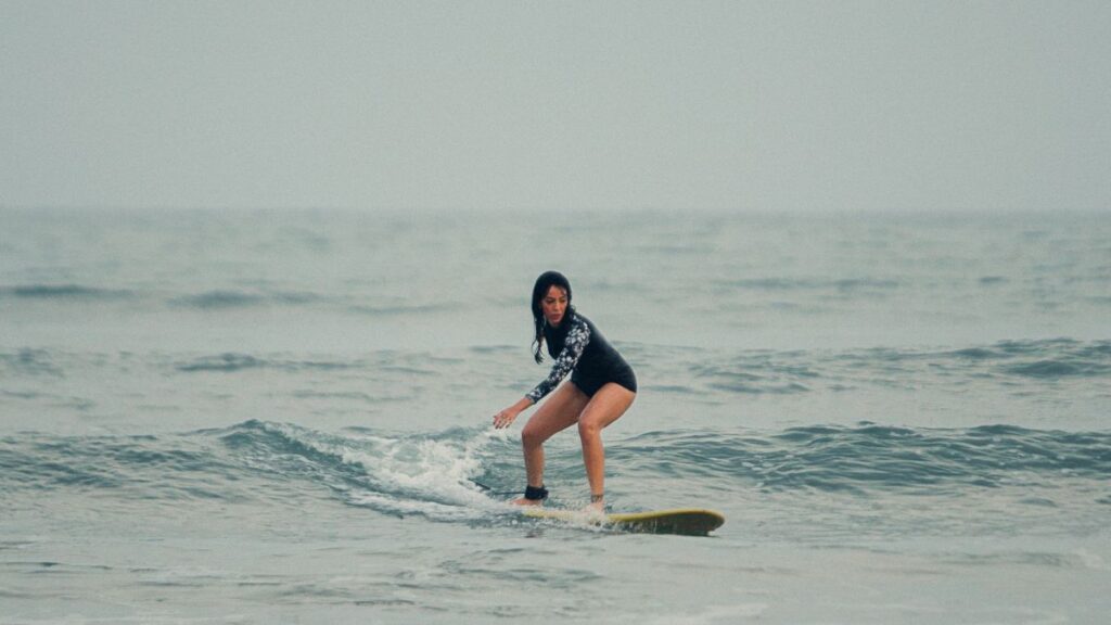 ¿Cómo mejorar tu postura y maniobras sobre la tabla Loredo Surf School