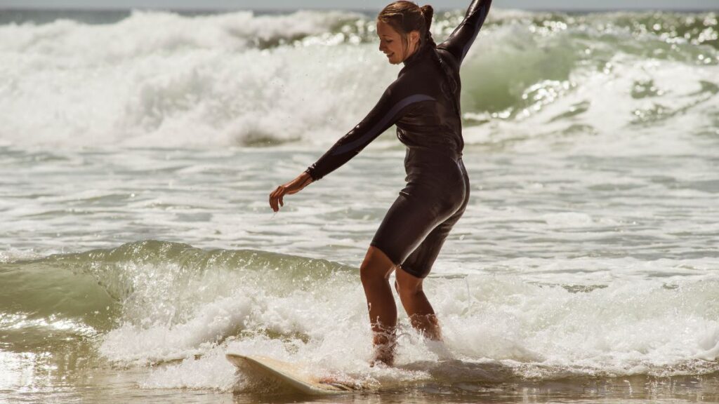 ¿Cómo mejorar tu postura y maniobras sobre la tabla Loredo Surf School